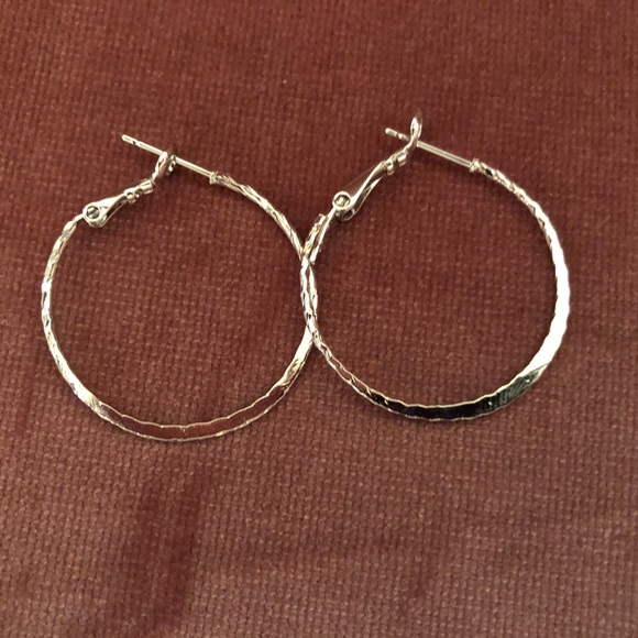 Hammered silver hoops - Picture 2 of 2